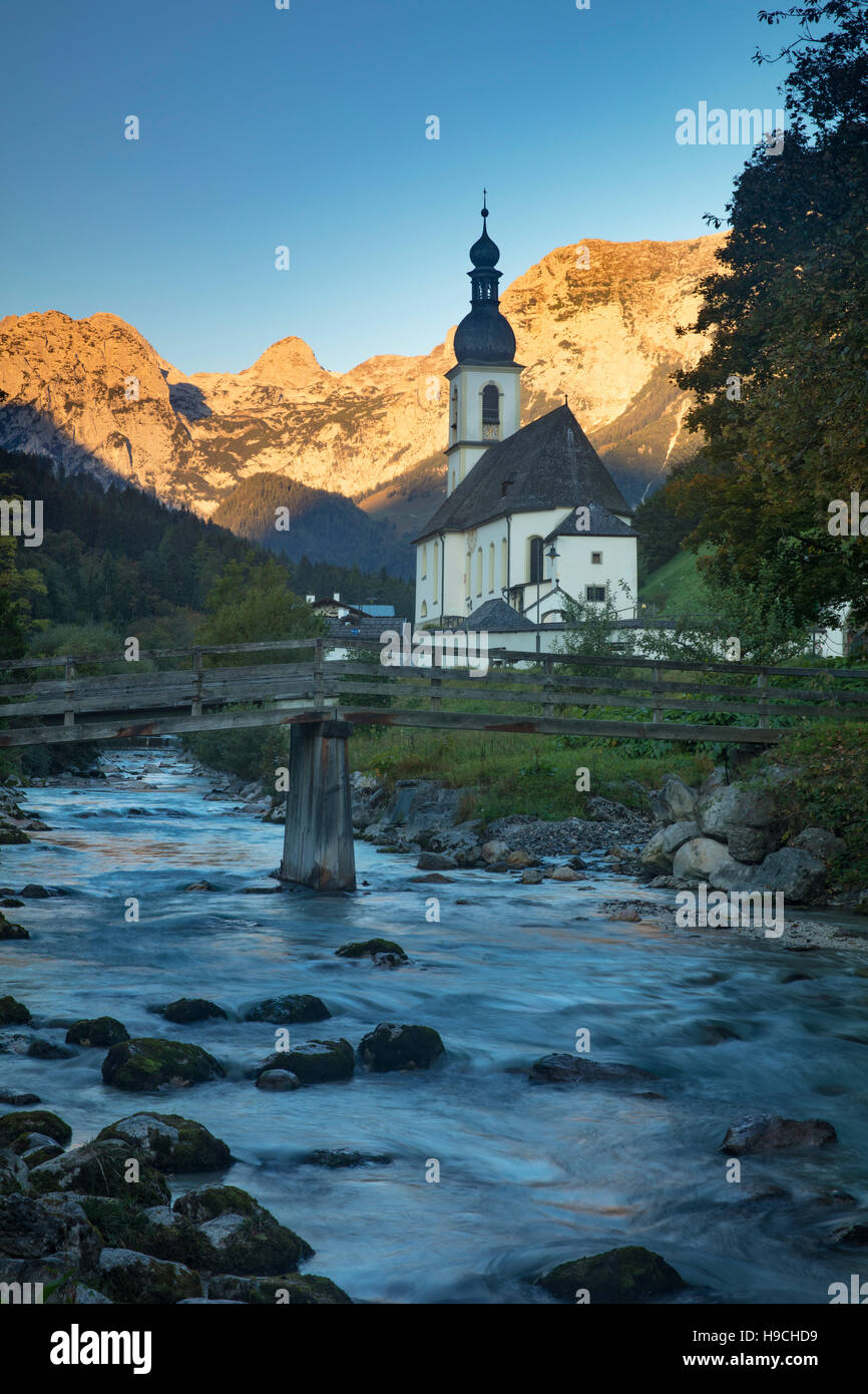 La mattina presto su San Sebastian Chiesa, Ramsau bei Berchtesgaden, Baviera, Germania Foto Stock