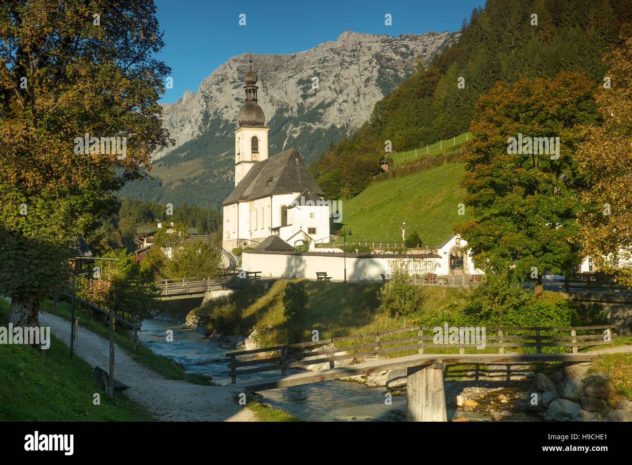 La mattina presto su San Sebastian Chiesa, Ramsau bei Berchtesgaden, Baviera, Germania Foto Stock