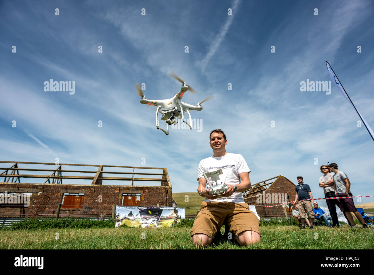 In corrispondenza di una miniatura del drone in airshow East Sussex; Simon Dale, MD di prospettiva in prima persona, dimostrando il suo drone. Foto Stock