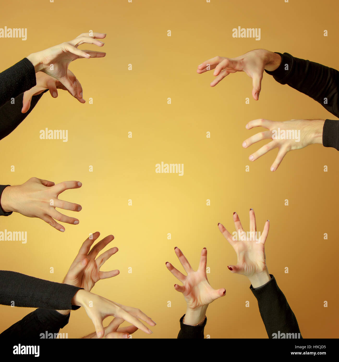 Molte mani arrivando fino in aria Foto Stock