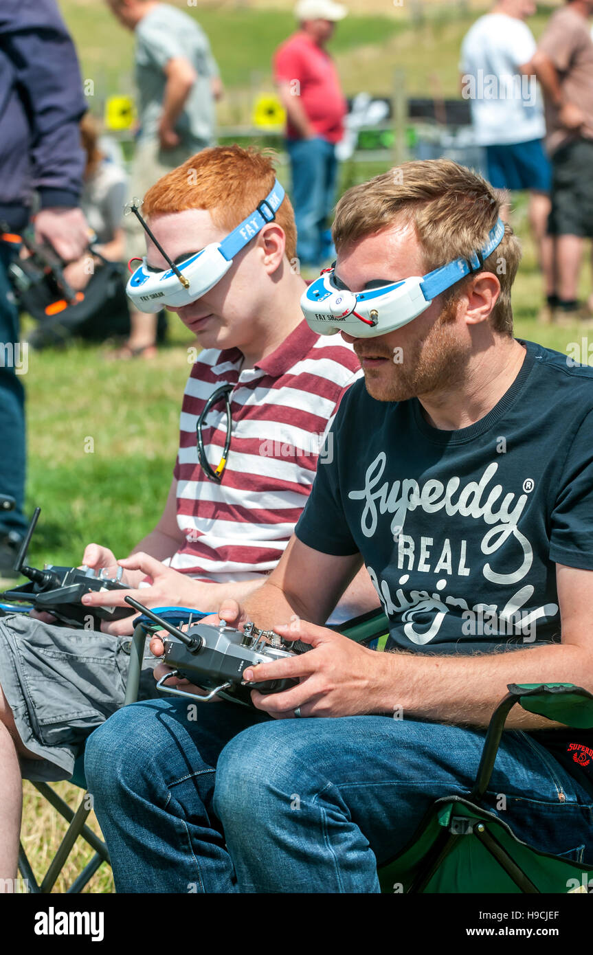 In corrispondenza di una miniatura del drone in airshow East Sussex; volantini prendendo parte al circuito, dietro FPV occhiali / occhiali protettivi. Foto Stock