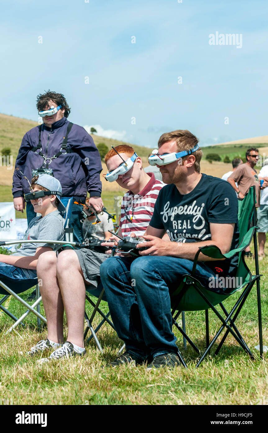 In corrispondenza di una miniatura del drone in airshow East Sussex; volantini prendendo parte al circuito, dietro FPV occhiali / occhiali protettivi. Foto Stock