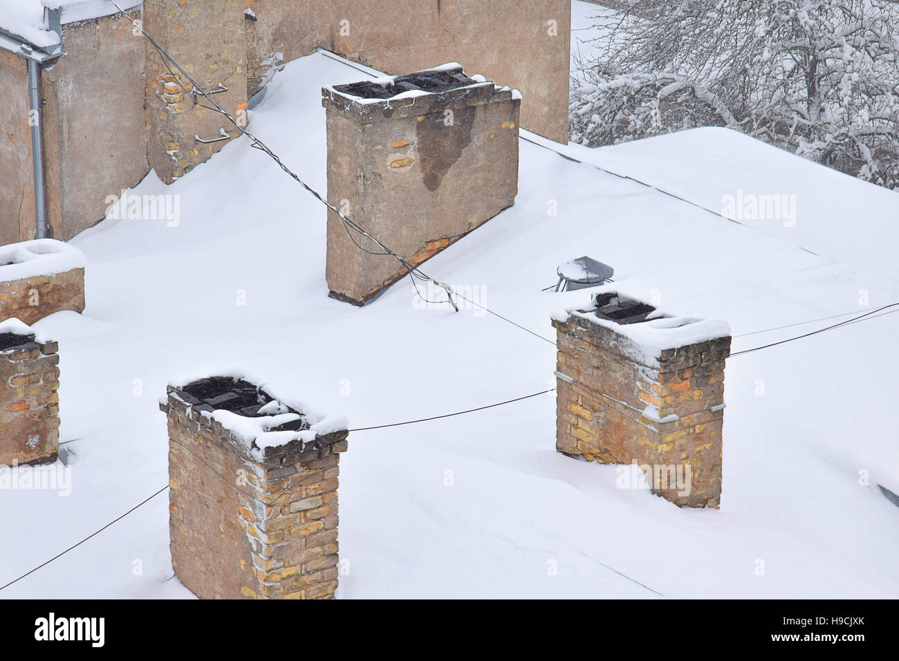 Neve sul tetto in inverno Foto Stock