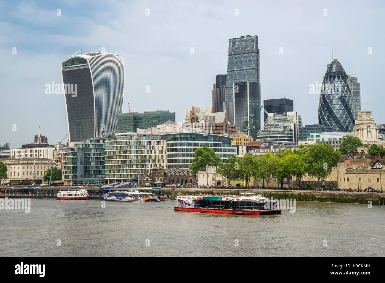 Gran Bretagna, Inghilterra, Londra, Fiume Tamigi con la città moderna della skyline di Londra e i suoi più suggestivi esempi di architettura moderna Foto Stock
