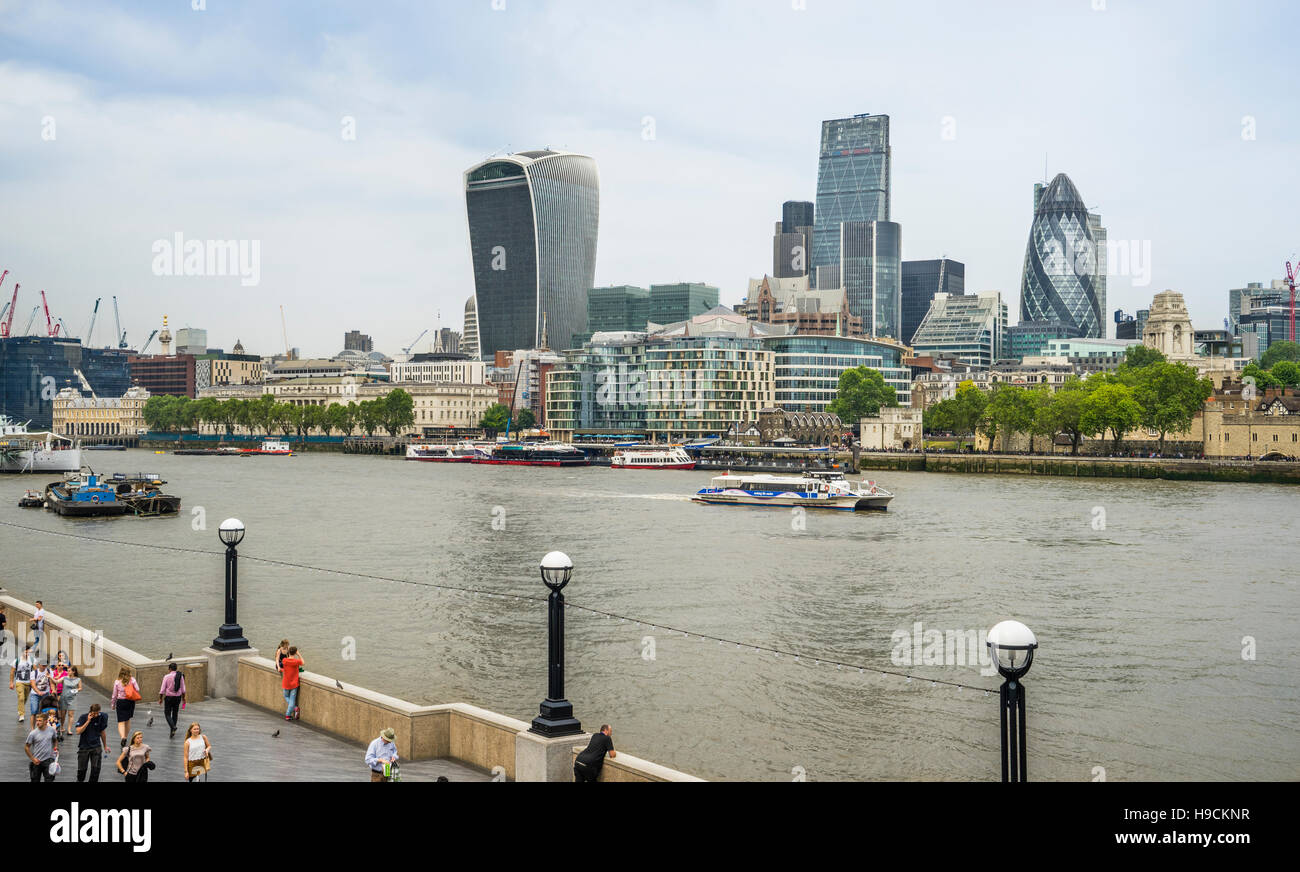 Gran Bretagna, Inghilterra, Londra, vista dalla regina a piedi sulla Southwark rive del Tamigi della moderna città di skyline di Londra Foto Stock