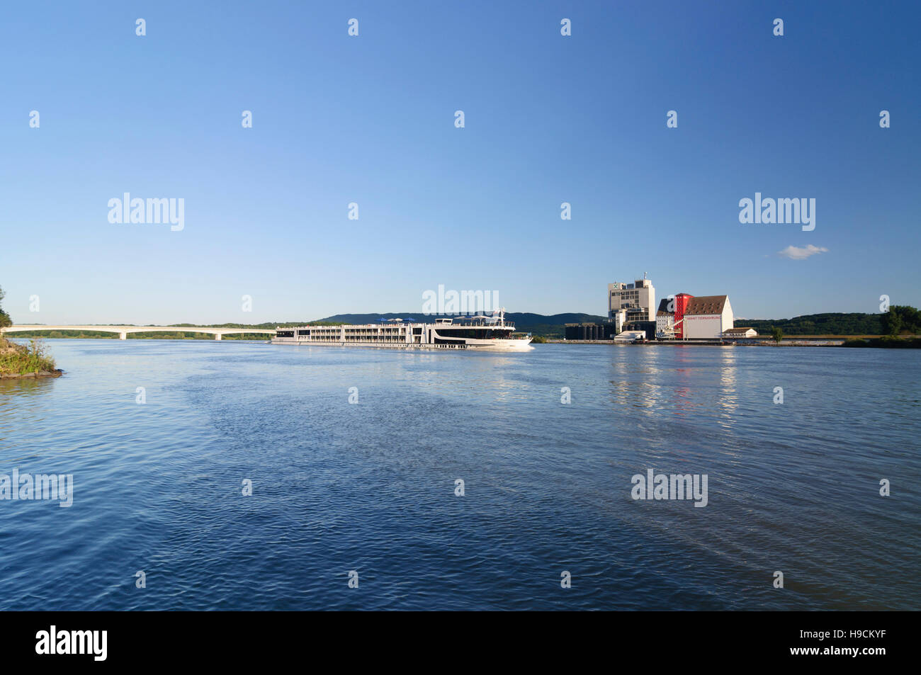 Pöchlarn: nave da crociera e il silo di alimentazione del bestiame sul Danubio, Donau Niederösterreich, Austria Inferiore, Austria Foto Stock