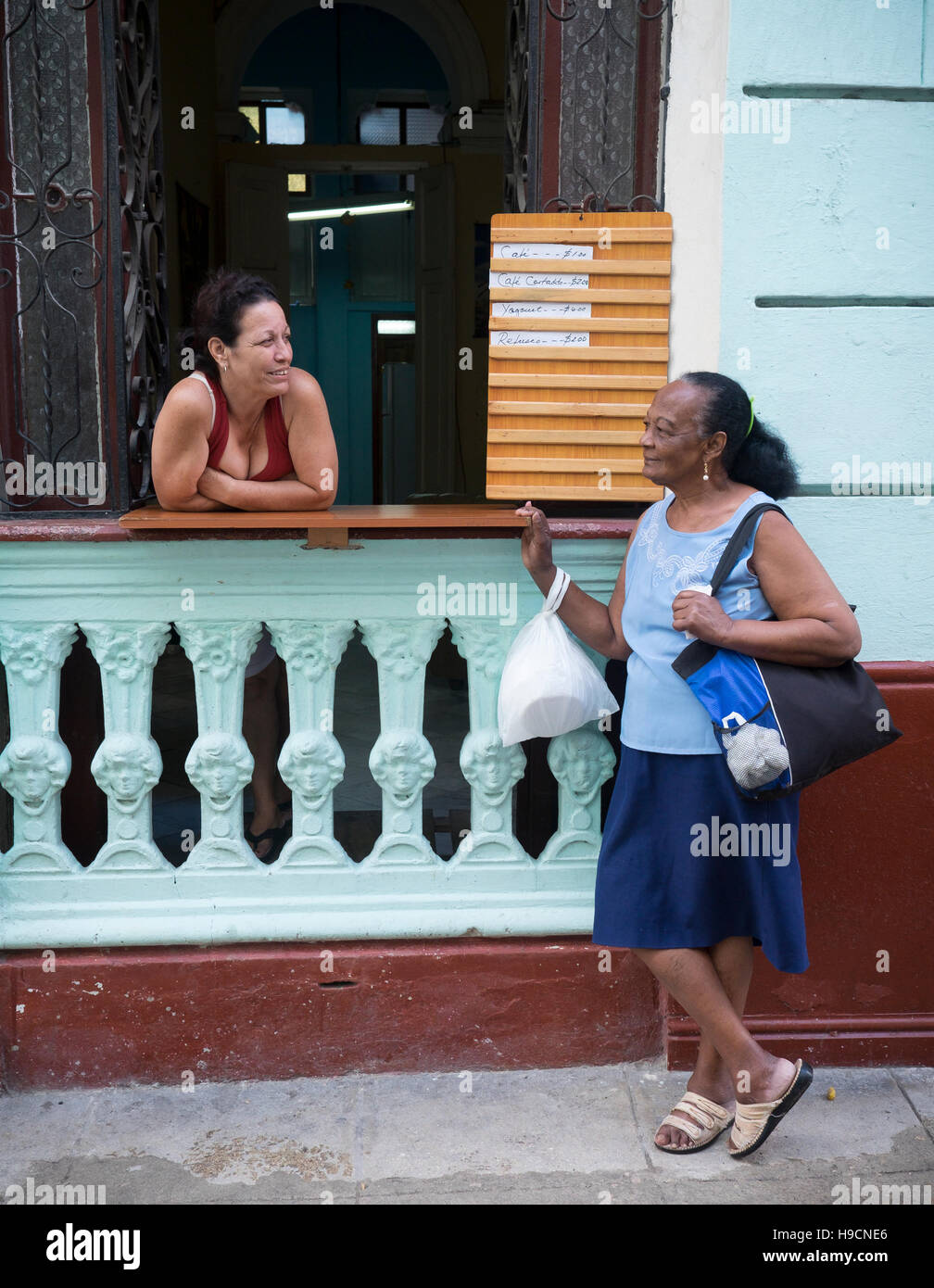 L'Avana, Cuba: Street scene, Havana Vieja Foto Stock