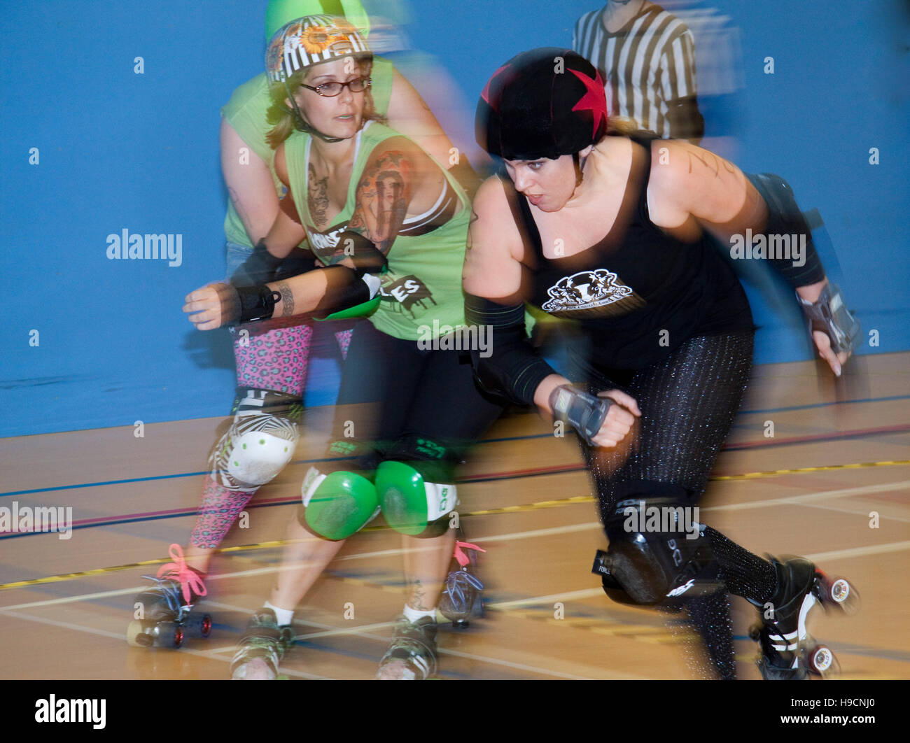 Roller Derby pattinatori in azione Foto Stock