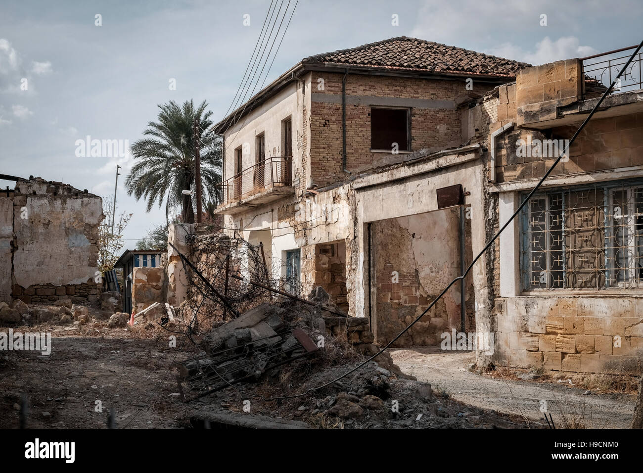 Una strada abbandonata nell'ONU zona di buffer tra greco-ciprioti e turco-ciprioti in aree di Nicosia, Cipro. Foto Stock