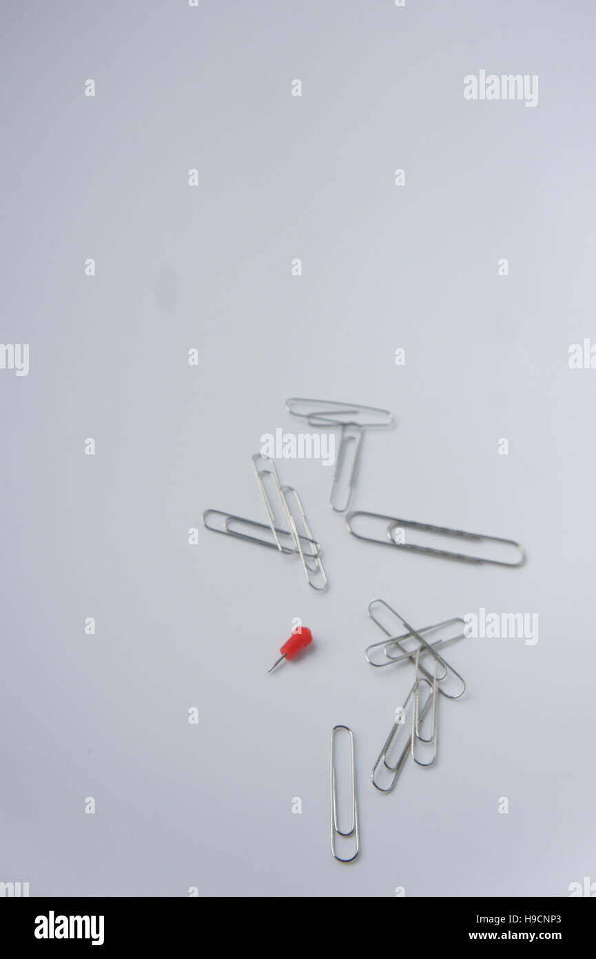 Una raccolta di clip di carta e un disegno rosso pin Foto Stock