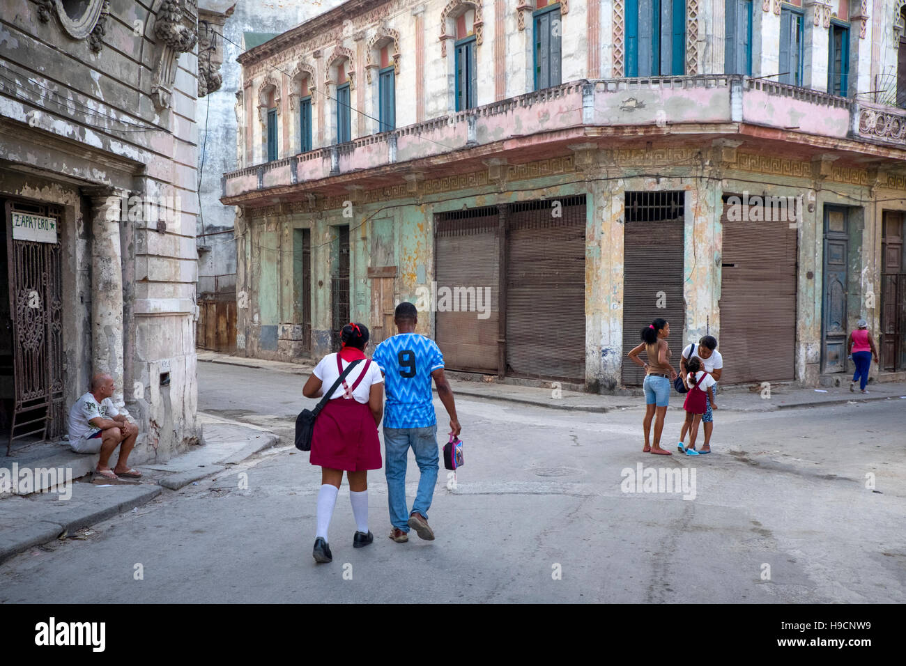 L'Avana, Cuba: scene di strada in Havana Vieja Foto Stock