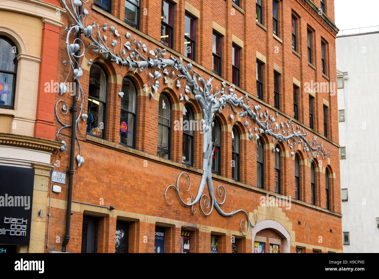 Struttura in acciaio scultura sul lato dell'Affleck's store, Tib Street, Northern Quarter, Manchester, Regno Unito Foto Stock