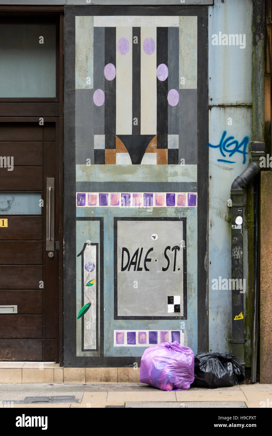 Carta murale con sacchi per immondizia davanti, Dale Street, Northern Quarter, Manchester, Regno Unito Foto Stock