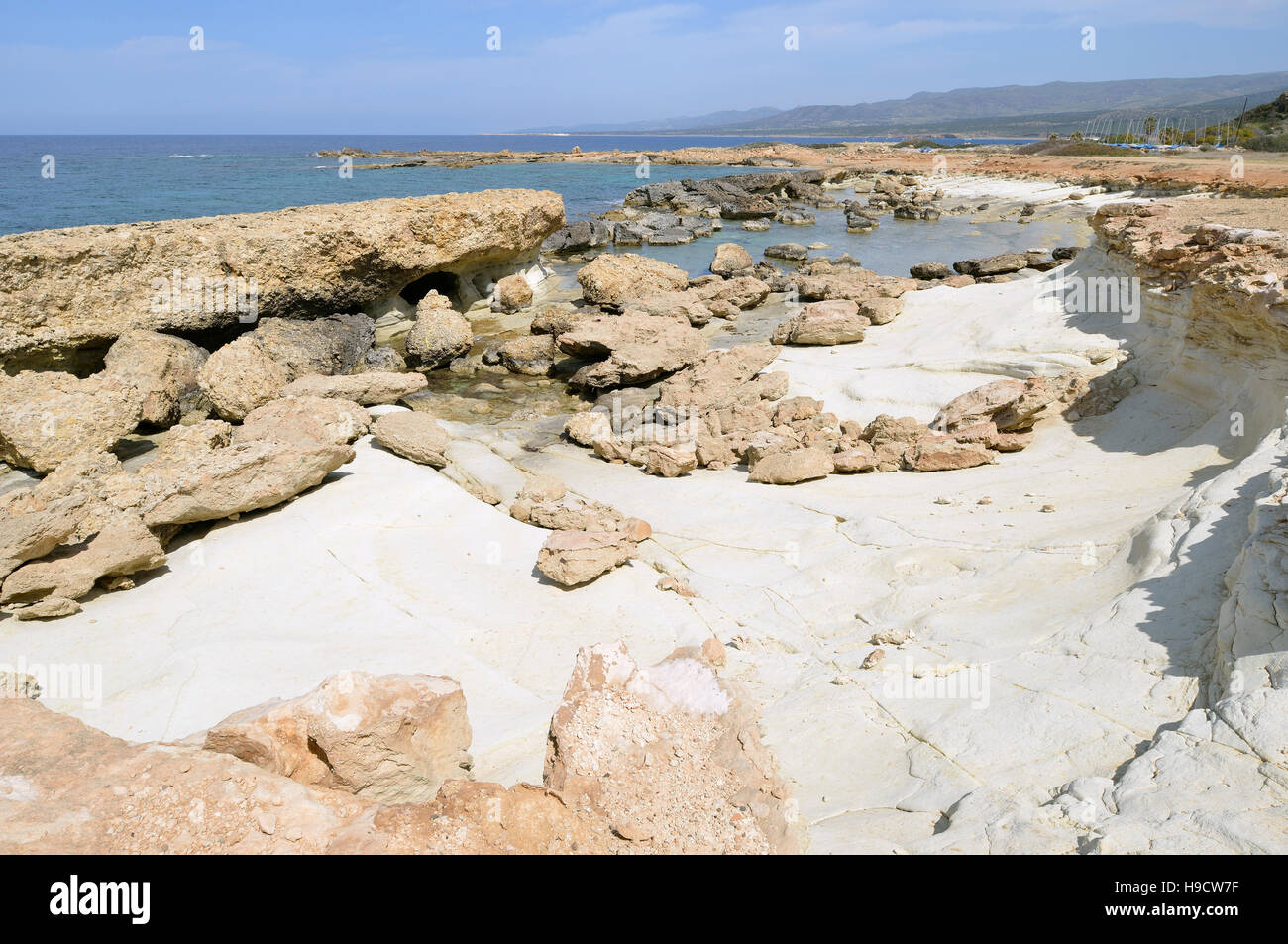 Costa mediterranea a Cape Drepanon, Agios Georgios, Pegeia, Cipro Foto Stock