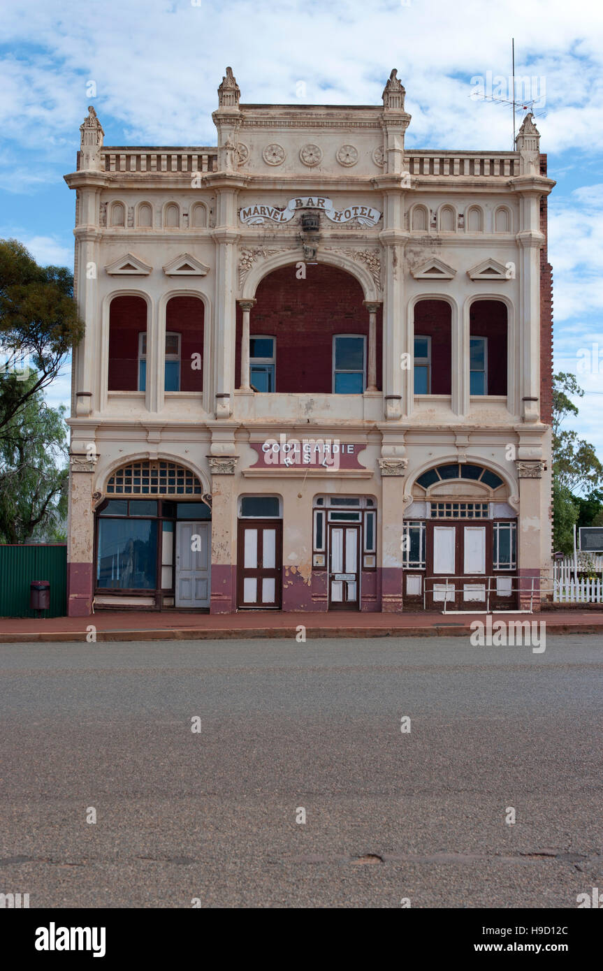 RSL Coolgardie, uno dei pochi edifici ancora esistenti sulla strada principale di Coolgardie, Western Australia. Foto Stock