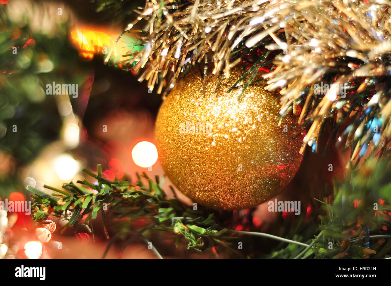 Albero di Natale decorato su sfocato, vini spumanti e fata sfondo, Anno Nuovo Foto Stock