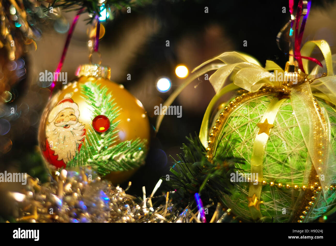 Albero di Natale decorato su sfocato, vini spumanti e fata sfondo, Anno Nuovo Foto Stock