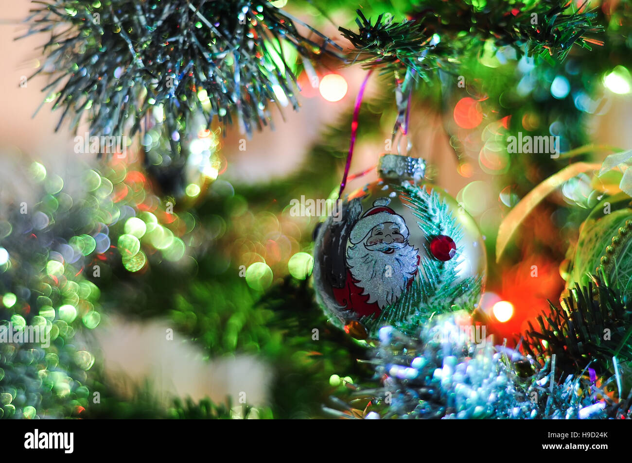 Albero di Natale decorato su sfocato, vini spumanti e fata sfondo, Anno Nuovo Foto Stock