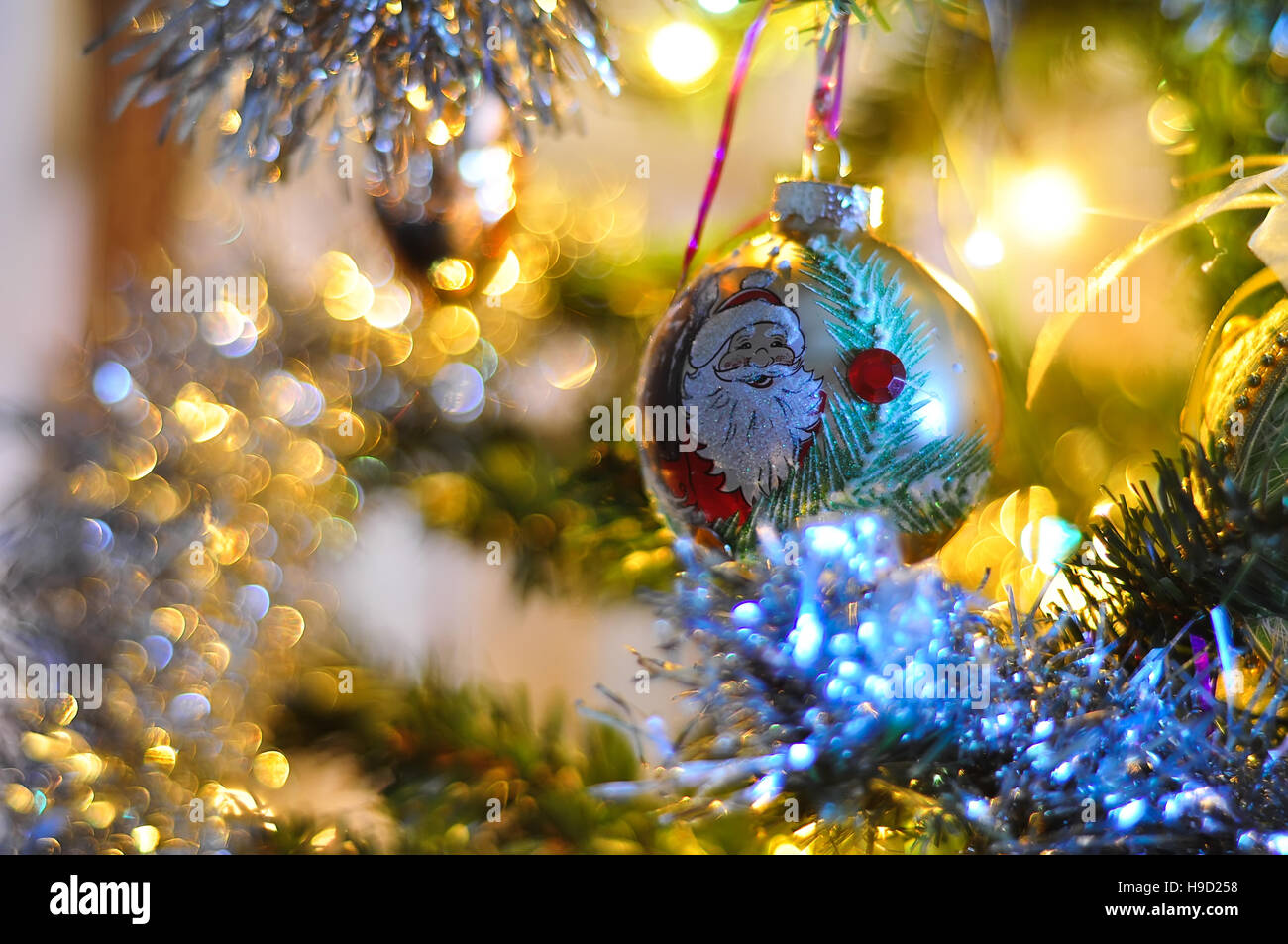 Albero di Natale decorato su sfocato, vini spumanti e fata sfondo, Anno Nuovo Foto Stock
