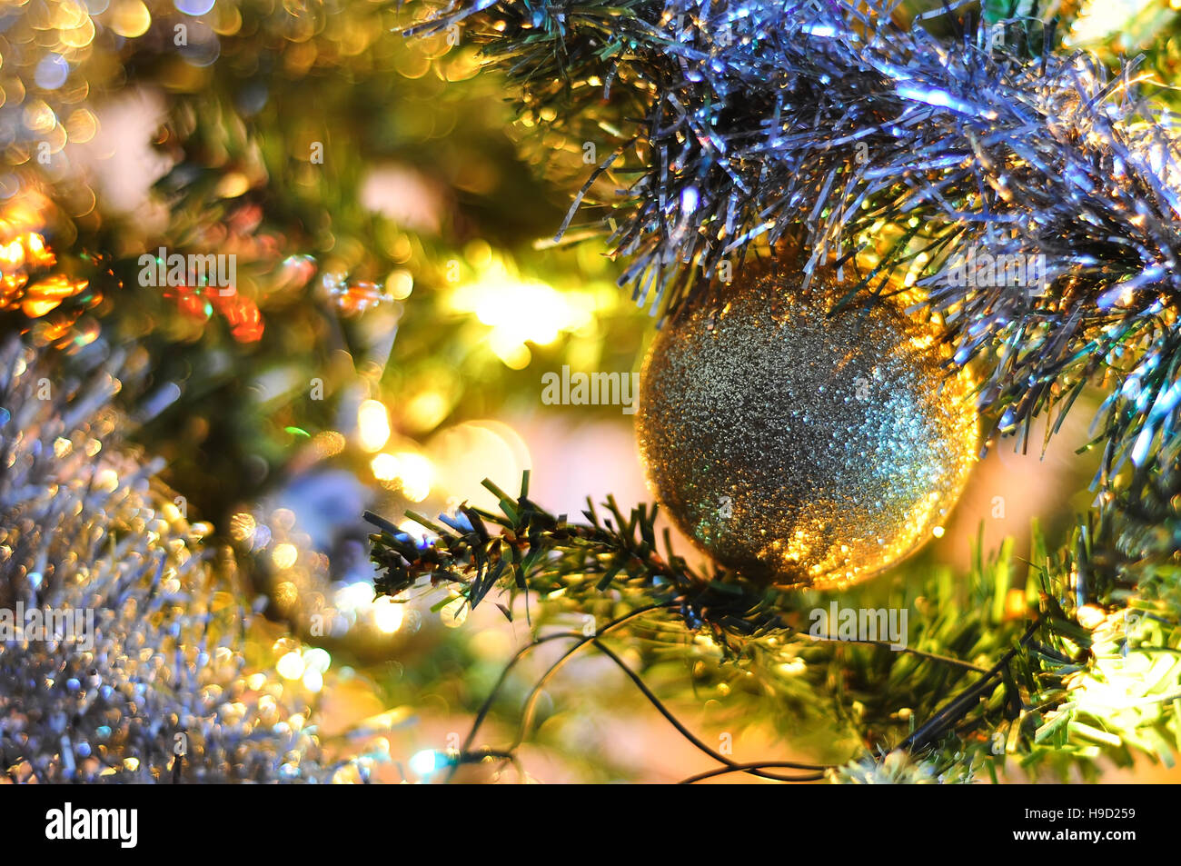 Albero di Natale decorato su sfocato, vini spumanti e fata sfondo, Anno Nuovo Foto Stock