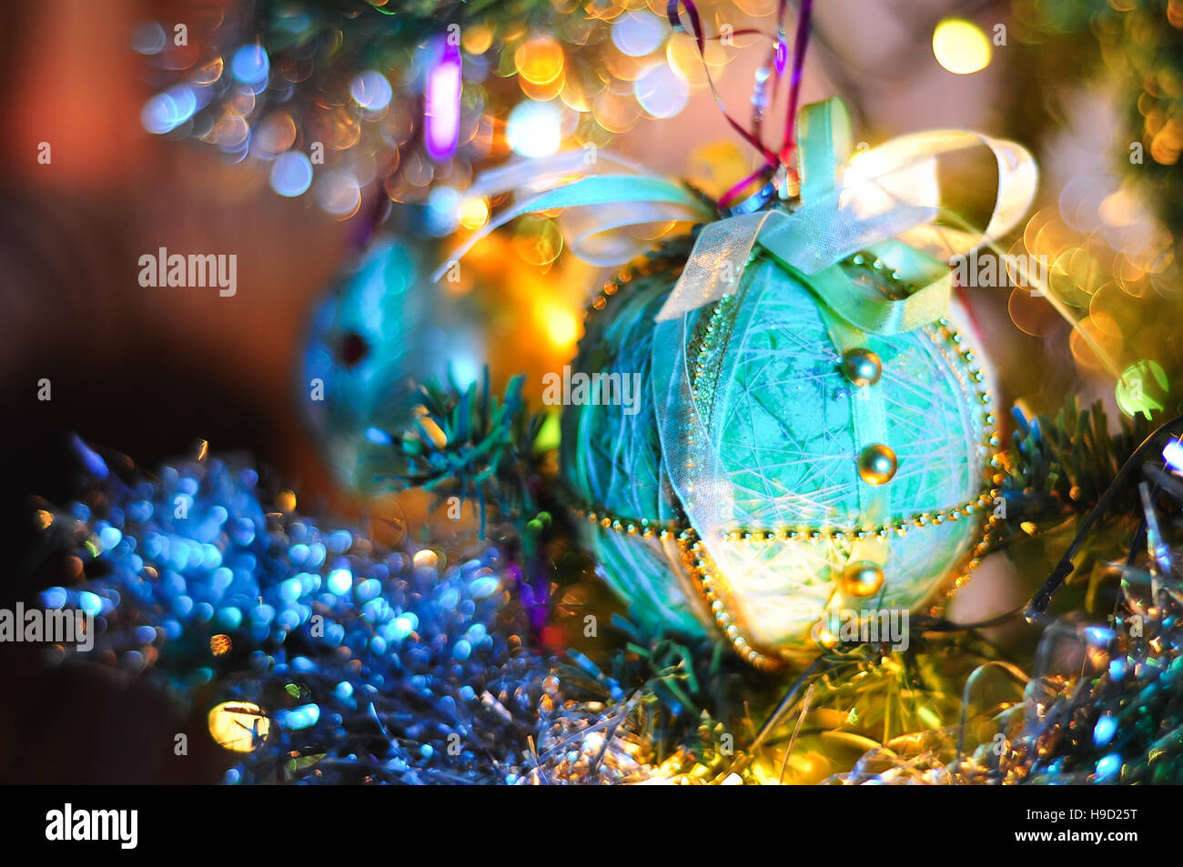 Albero di Natale decorato su sfocato, vini spumanti e fata sfondo, Anno Nuovo Foto Stock