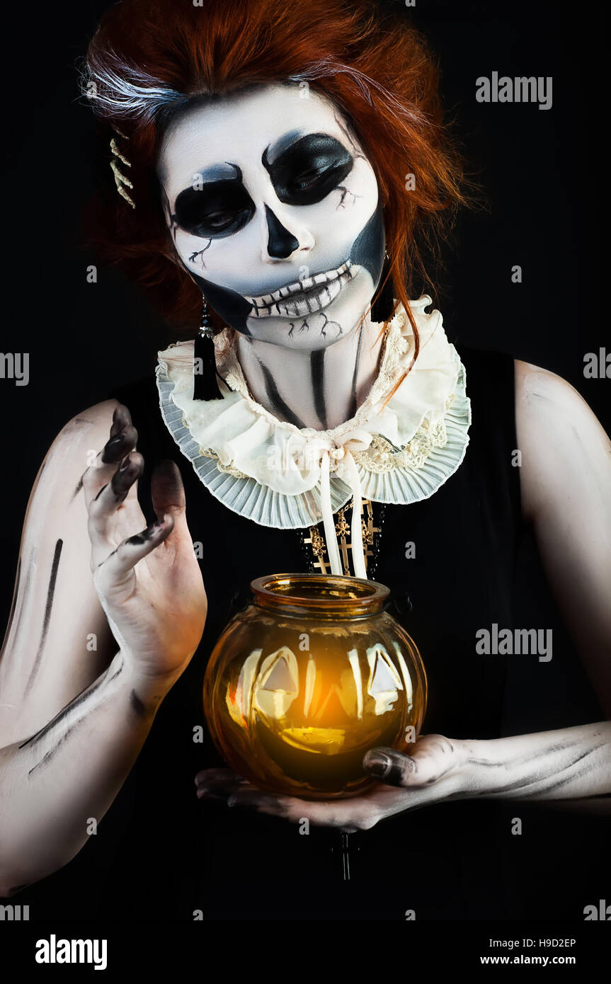 Bella donna con il make-up dello scheletro cranio in helloween Foto Stock