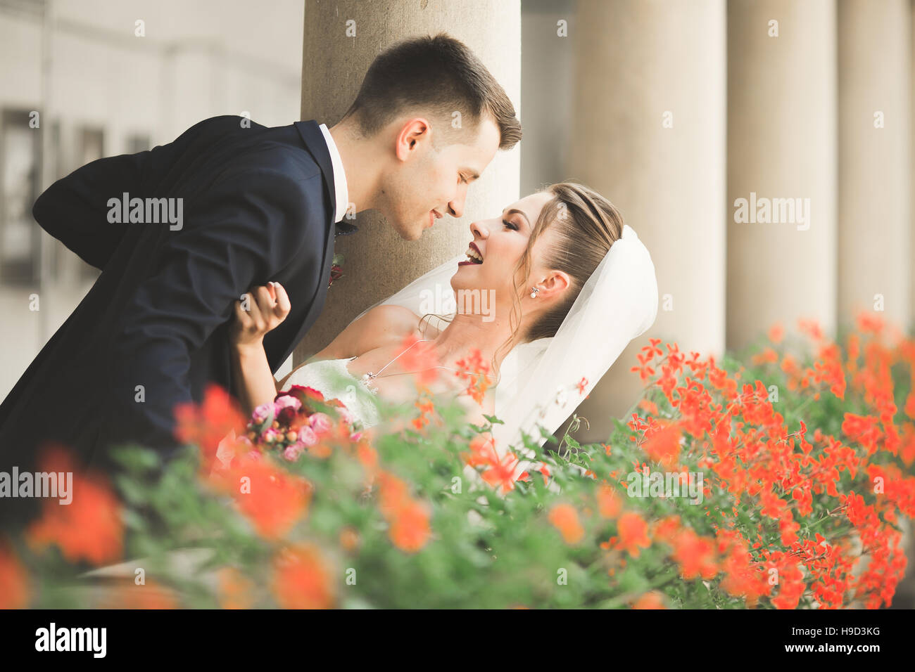 Ritratto di felice neo sposi con bouquet Foto Stock