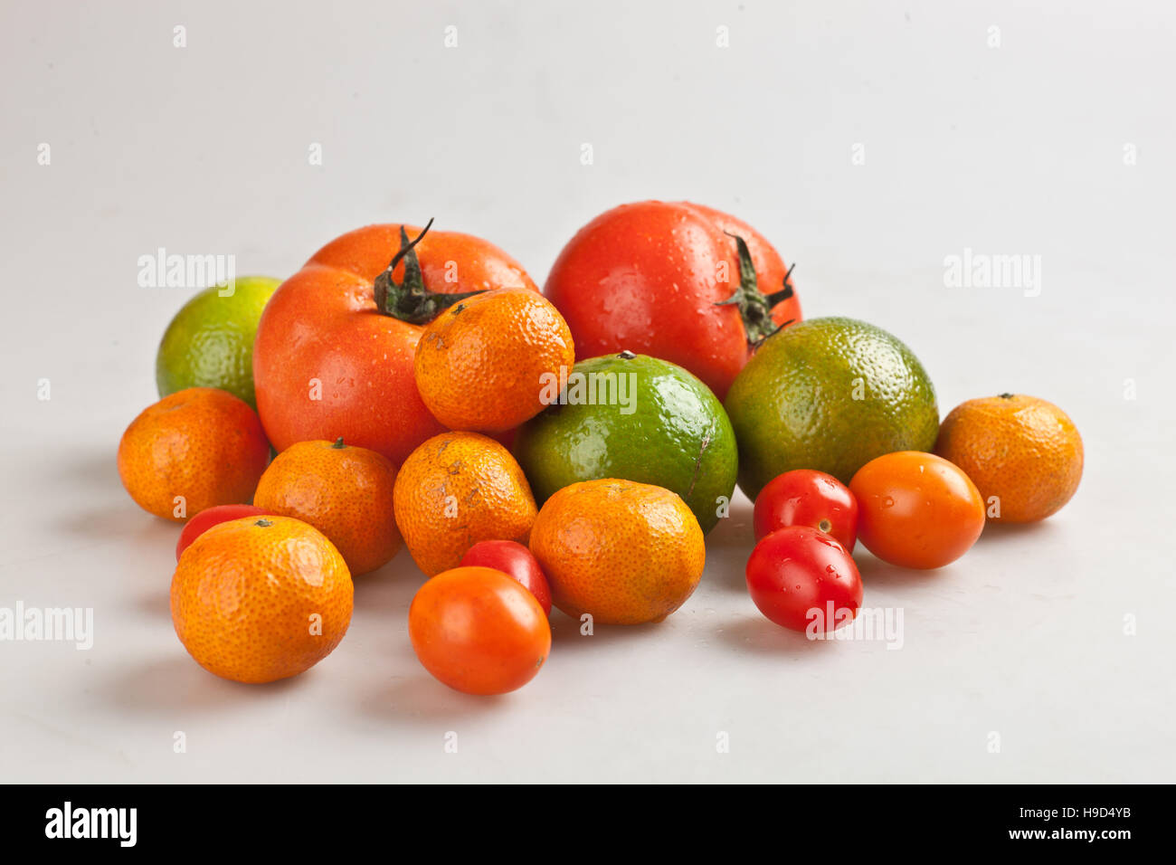 Assortimento di frutta esotica in cesto, isolato su bianco Foto Stock