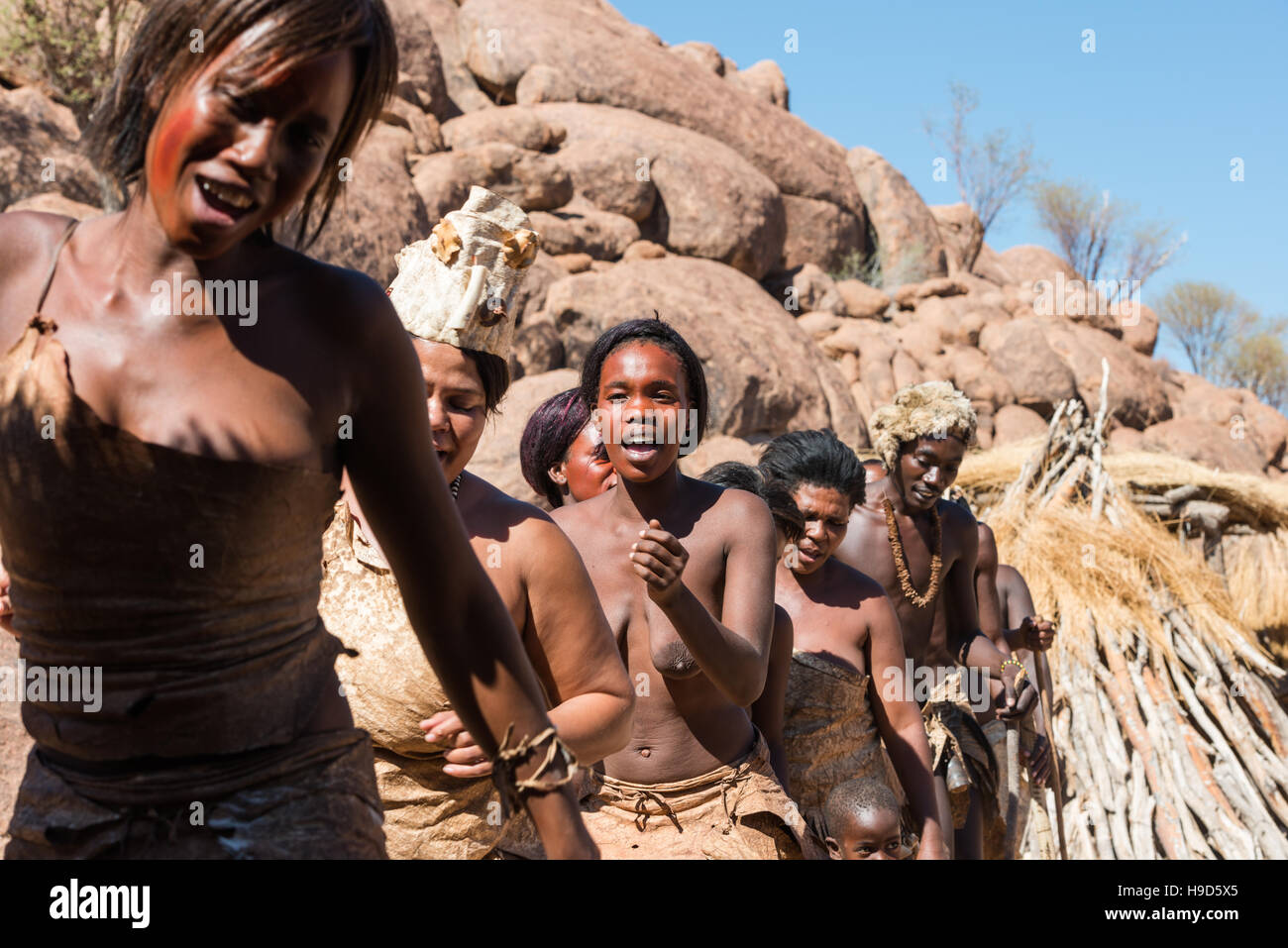 Damara persone in abiti tradizionali sono canti e balli presso il Museo vivente del Damara, Namibia Foto Stock