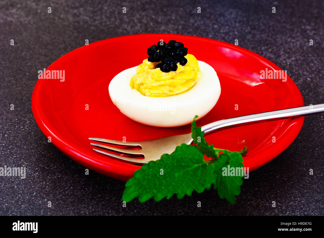 Gustose uova ripiene con melagrana Foto Stock