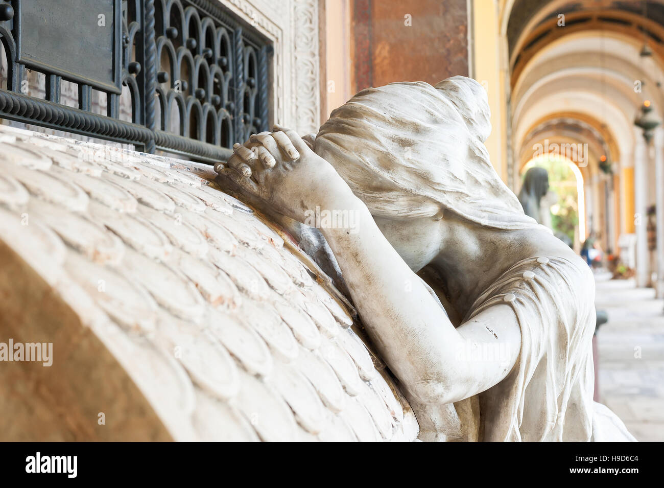 Più di 150 anni statua. Il cimitero si trova nel nord Italia. Foto Stock