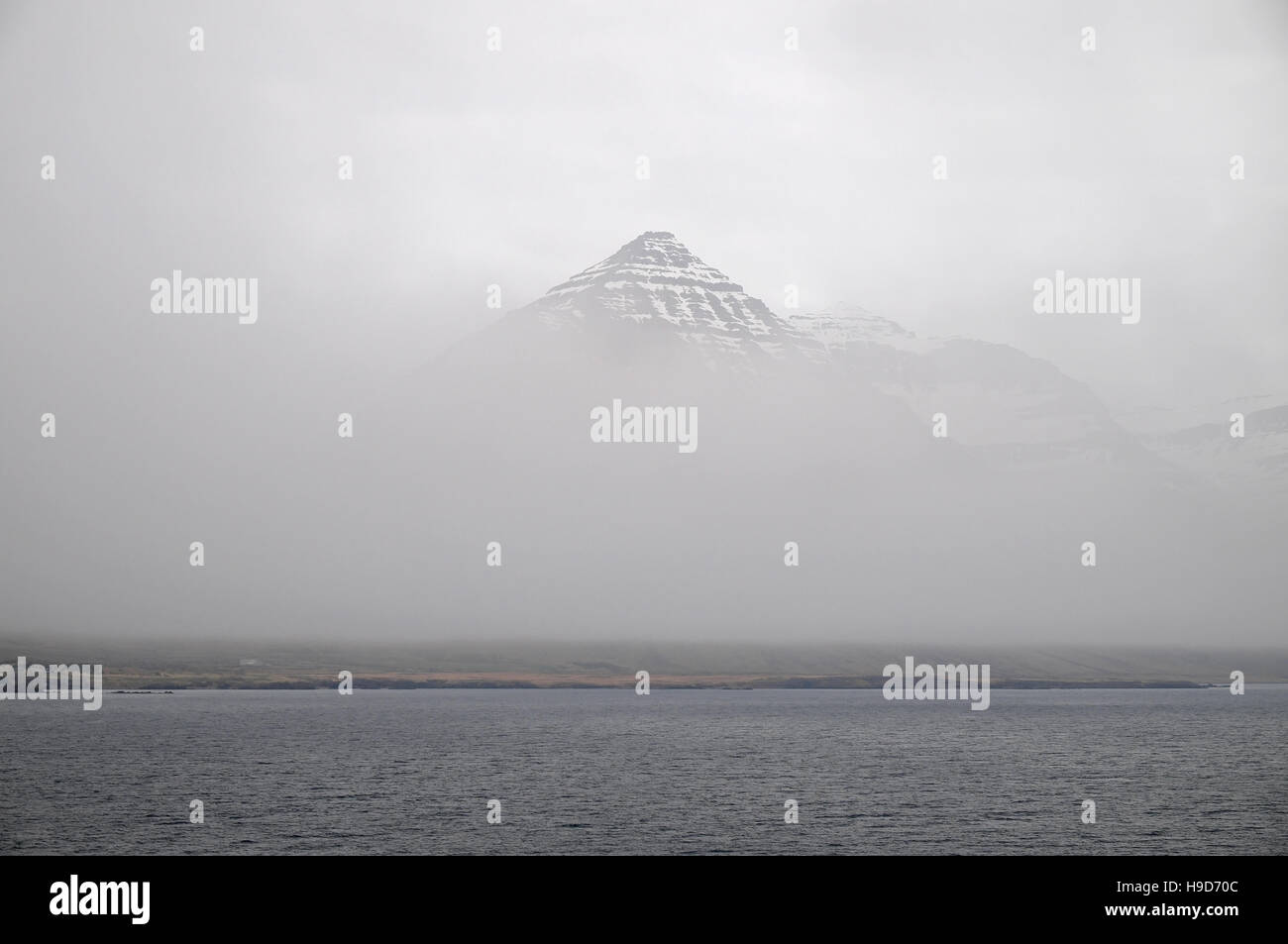 Nebbia avvolta Bolandstindur montagne, vicino Djupivogur, est dell'Islanda. Foto Stock