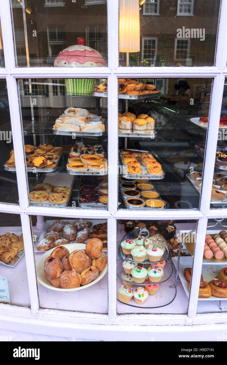 La vetrina del negozio di Highgate dispensa, un negozio di dolci e pasticceria in Highgate, London, Regno Unito Foto Stock