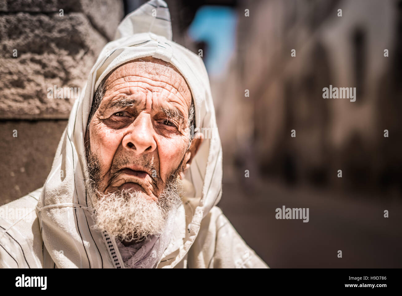 Ritratto di un anziano uomo Arab-Berber indossando il tradizionale abito in Marocco chiamato un Djellaba Foto Stock