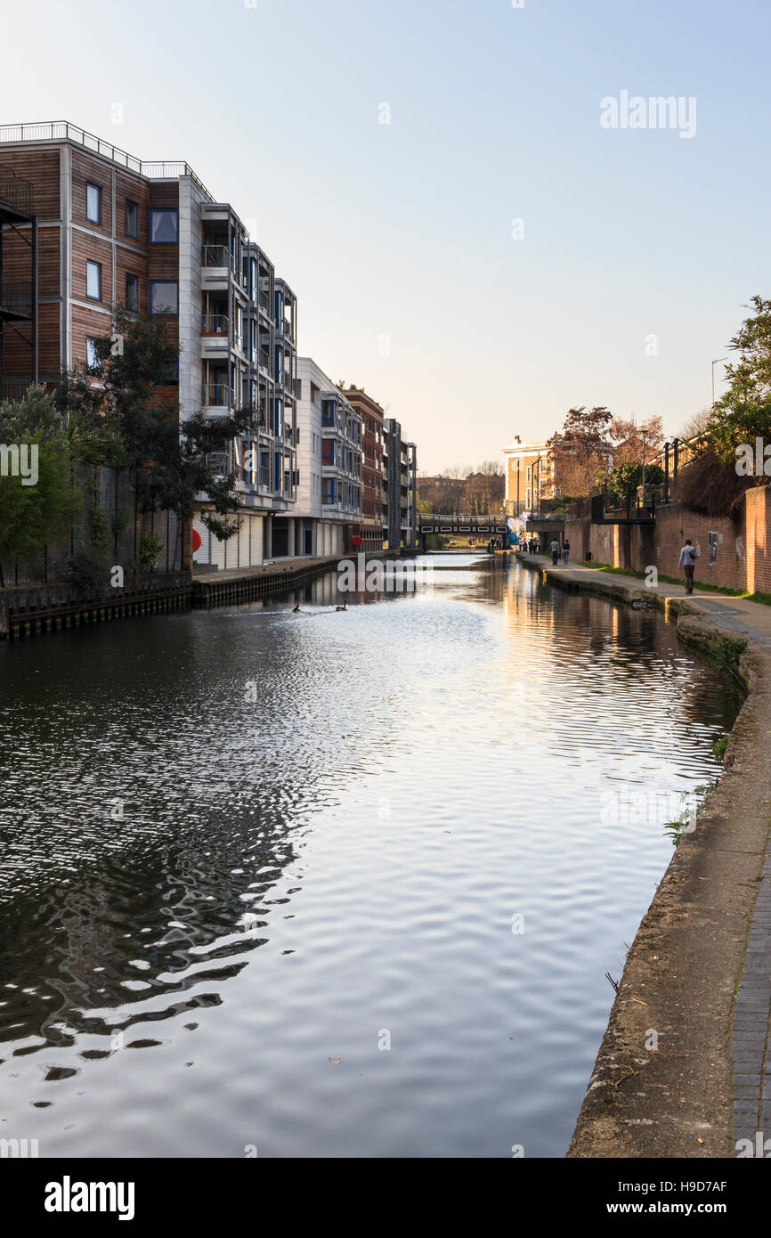 Regent's Canal guardando ad ovest verso San Pancrazio Way, Londra, Regno Unito Foto Stock