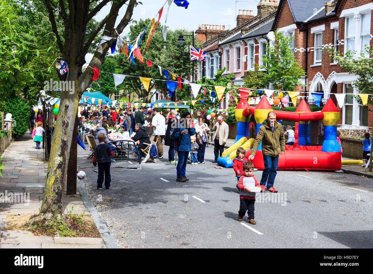 Una parte di strada che segna il diamante della regina giubileo nel 2012, a nord di Londra, Regno Unito Foto Stock