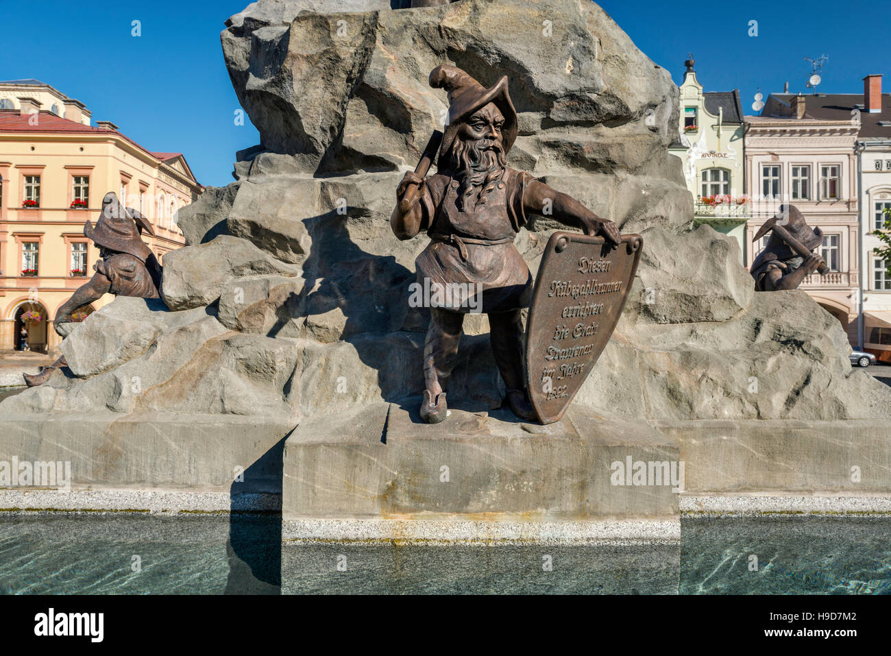 Statue di gnome a Krakonos Fontana, 1892, a Krakonosovo namesti in Trutnov, Bohemia Repubblica Ceca Foto Stock