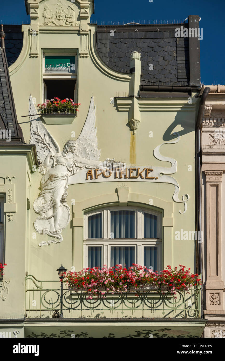 Art Nouveau basso rilievo e farmacia segno a casa su Krakonosovo namesti in Trutnov, Bohemia Repubblica Ceca Foto Stock