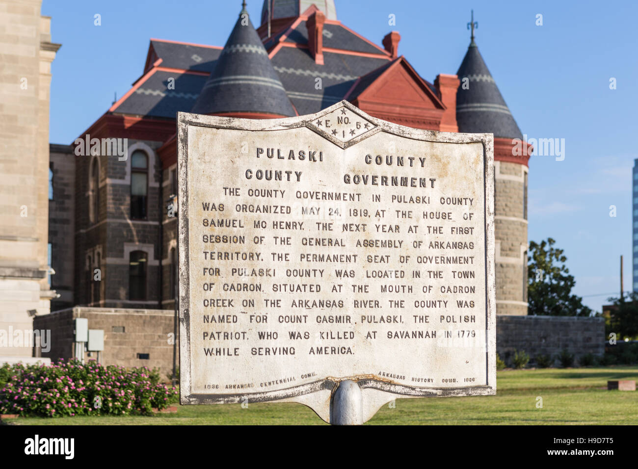 Un marcatore storico riassume la storia di Pulaski contea di governo al di fuori del tribunale di Little Rock, Arkansas. Foto Stock