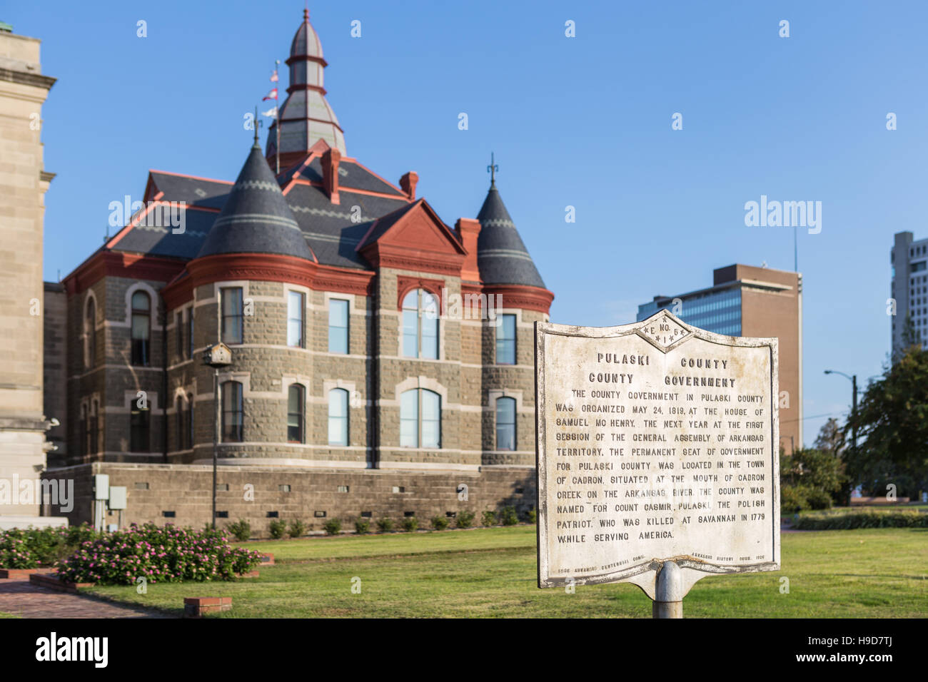 Un marcatore storico riassume la storia di Pulaski contea di governo al di fuori del tribunale di Little Rock, Arkansas. Foto Stock