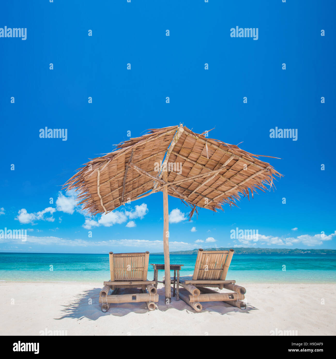 Bellissimo mare tropicale spiaggia con chaise lounge Foto Stock