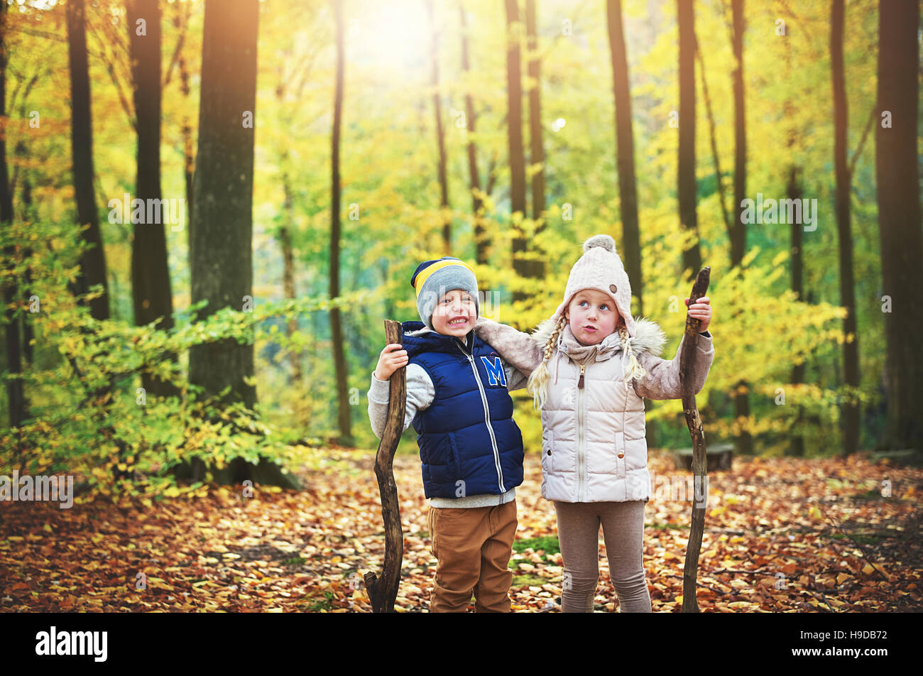Due bambini con filiali in foresta. All'aperto orizzontale shot Foto Stock
