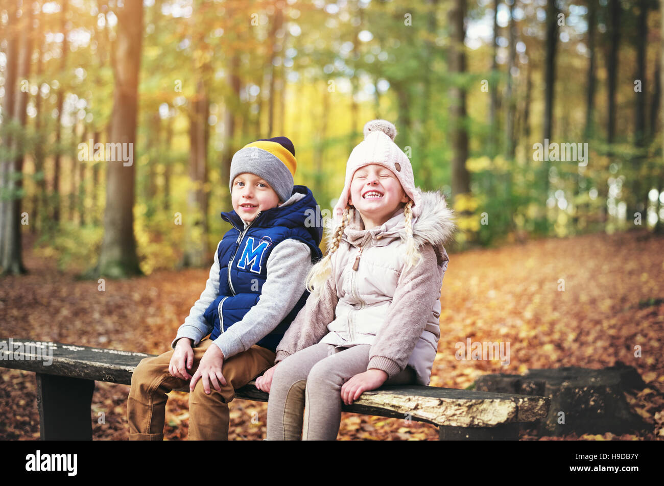 Felice di ridere i bambini nella foresta. All'aperto orizzontale shot Foto Stock