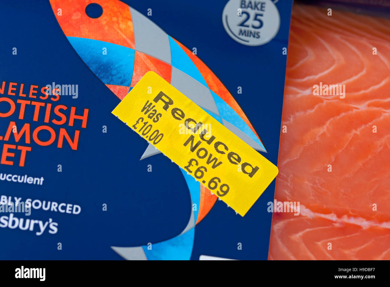 Primo piano dell'etichetta a prezzo ridotto adesivo giallo sulla confezione di filetti di filetti di salmone di pesce refrigerato Inghilterra Regno Unito Regno Unito Gran Bretagna Foto Stock