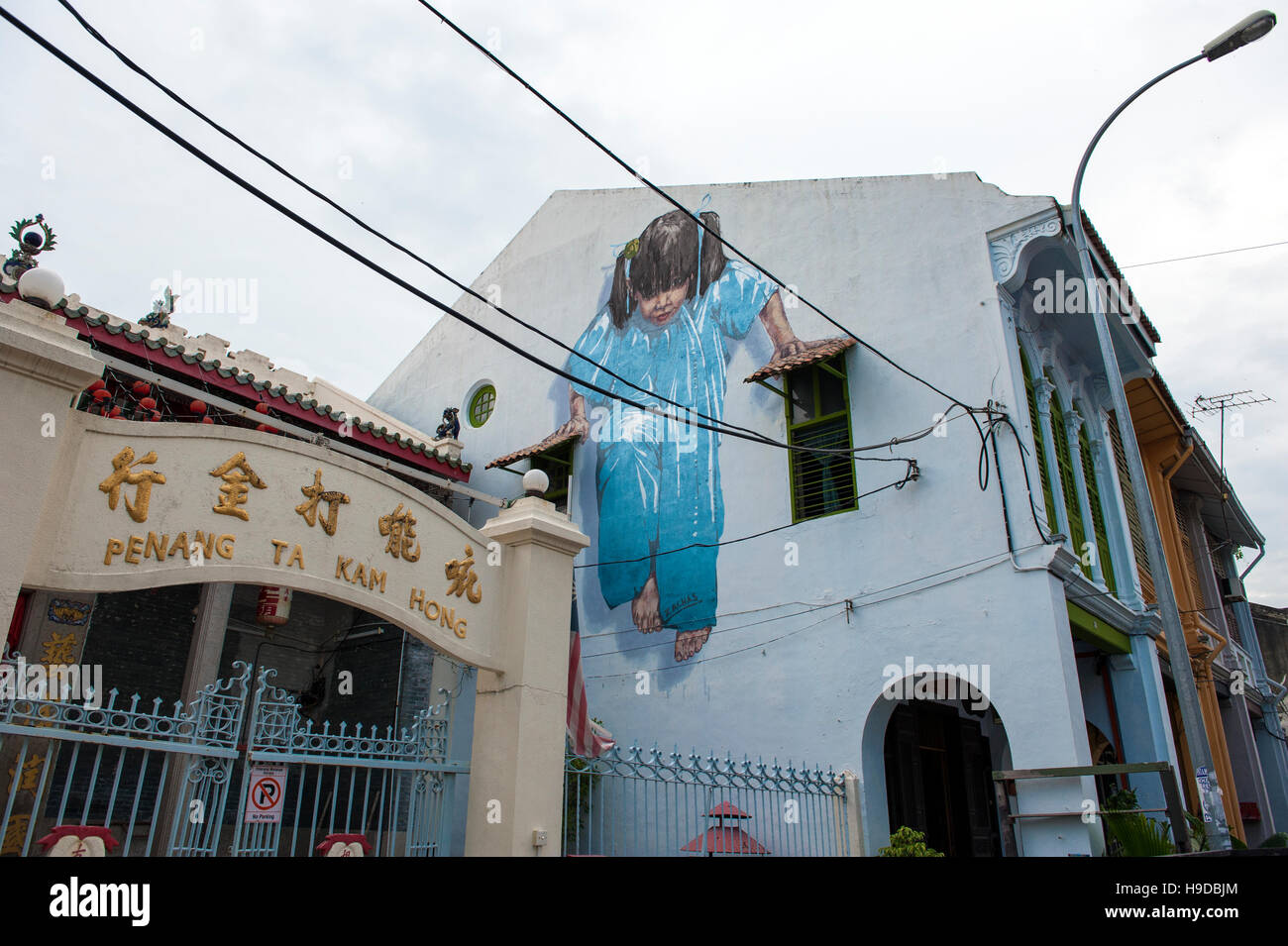 Il 'bambina in blu' murale su Muntri Street, Penang; uno dei più street murales in città patrimonio mondiale dalla Lituania-artista nato Ernest Zac Foto Stock