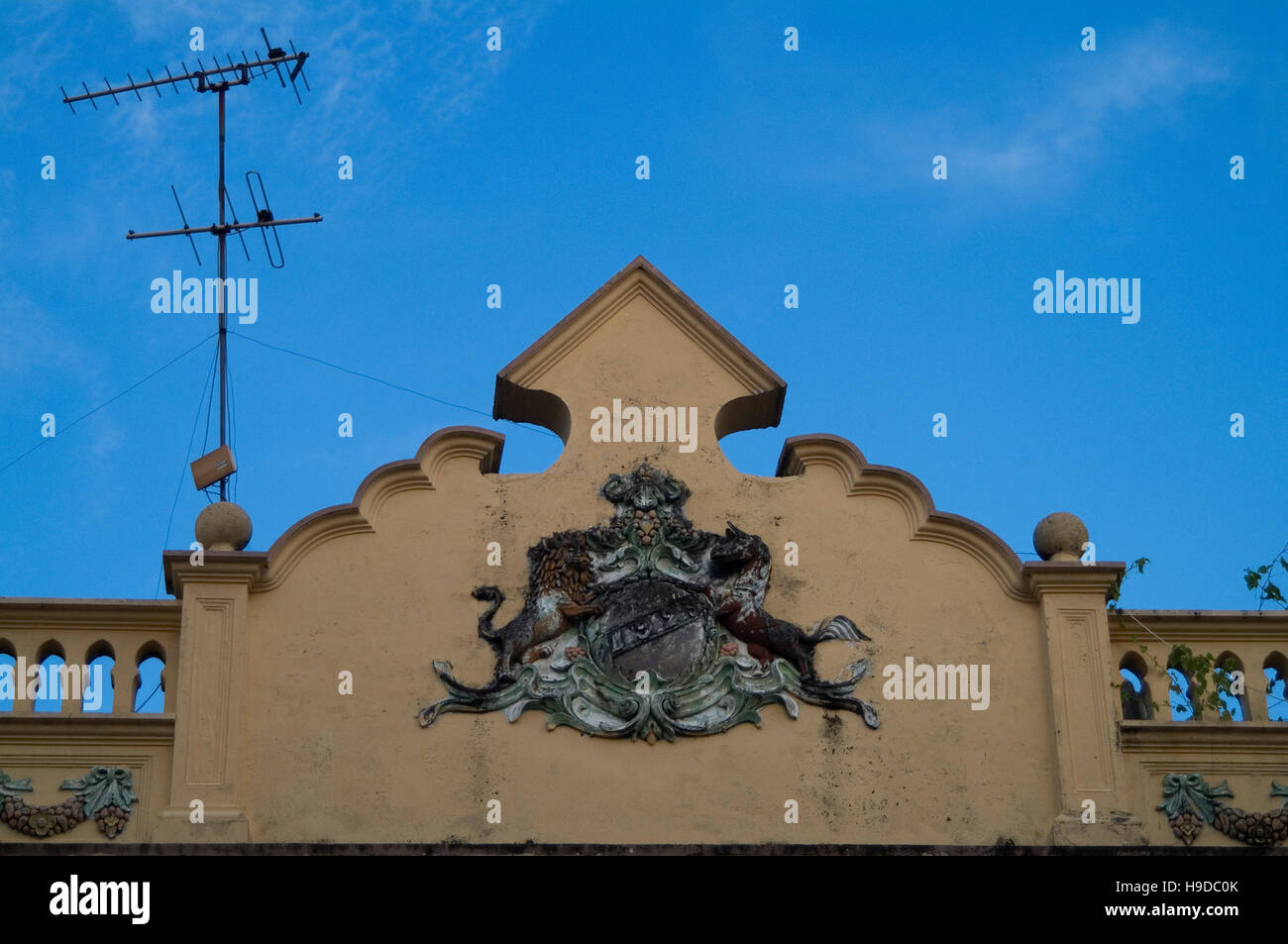 British stemma su un edificio in Malacca (Melaka), risalente al British colonial rein in città. Foto Stock