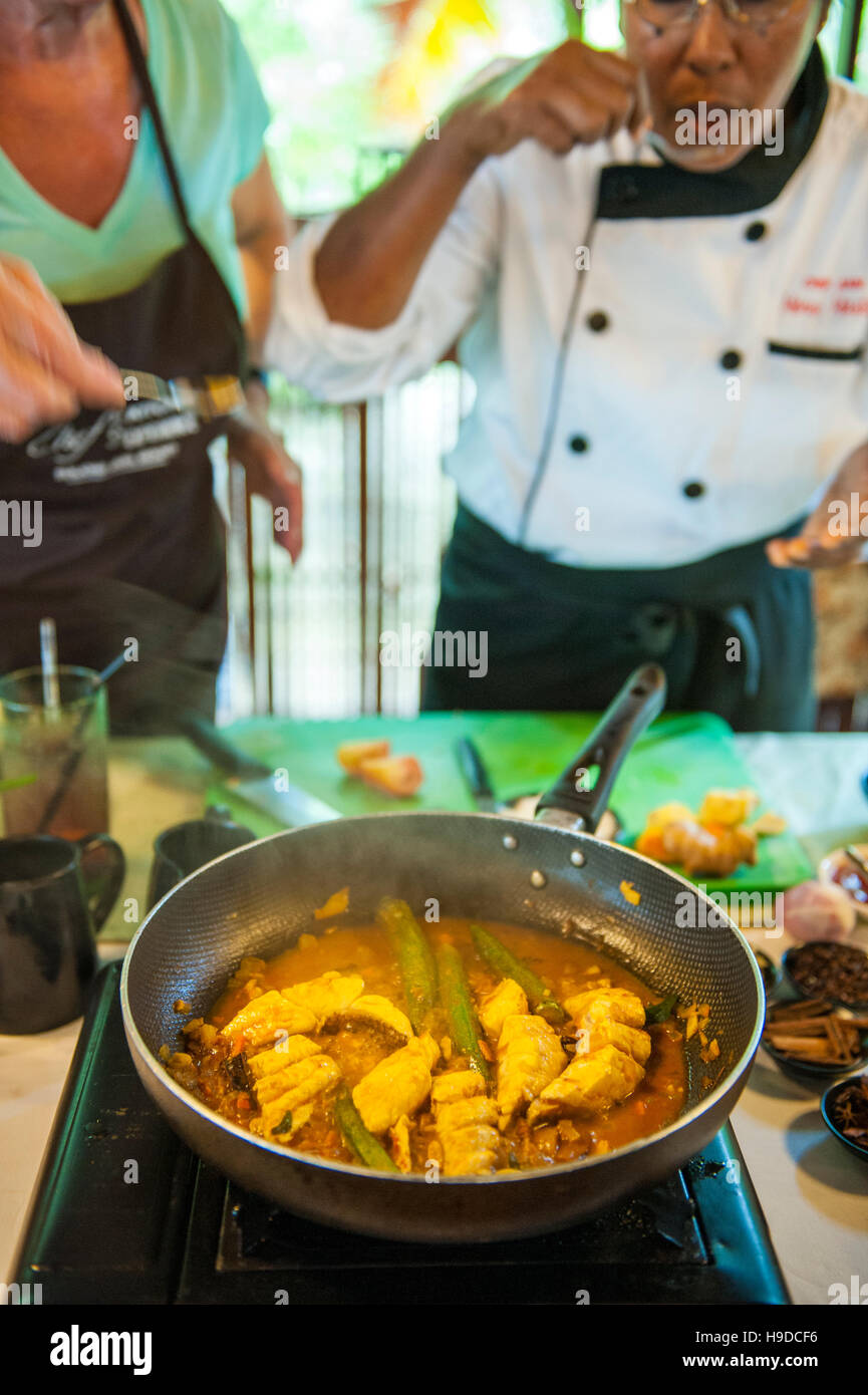 Lezioni di cucina presso la tanjong jara resort in dungun, un piccolo paese di pescatori a cavallo tra la foce del fiume dungun, sulla Malesia peninsulare east coast Foto Stock