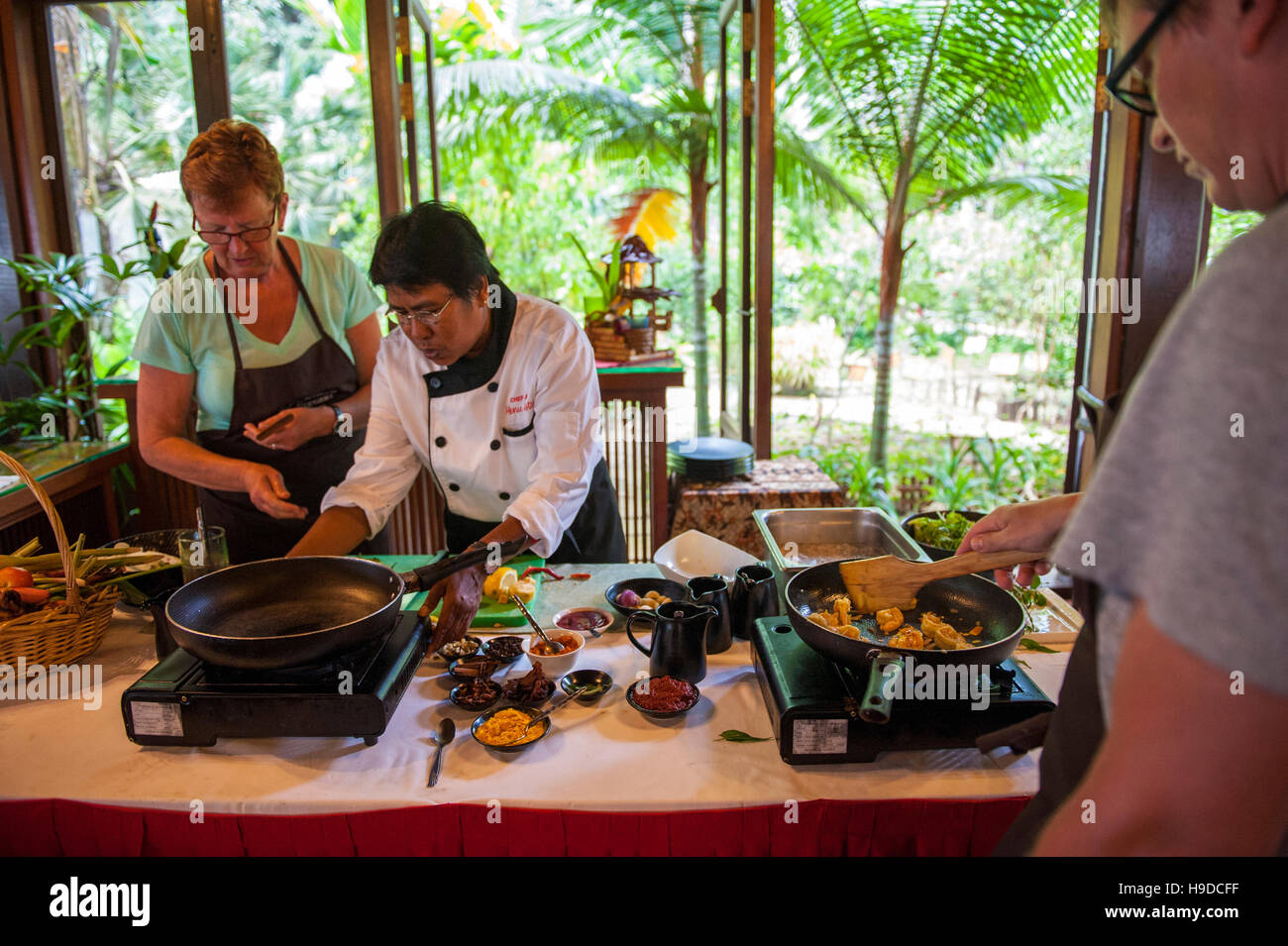 Lezioni di cucina presso la tanjong jara resort in dungun, un piccolo paese di pescatori a cavallo tra la foce del fiume dungun, sulla Malesia peninsulare east coast Foto Stock