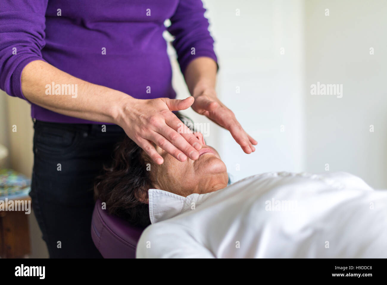 Magnetismo terapeutico, sessione di guarigione. Foto Stock