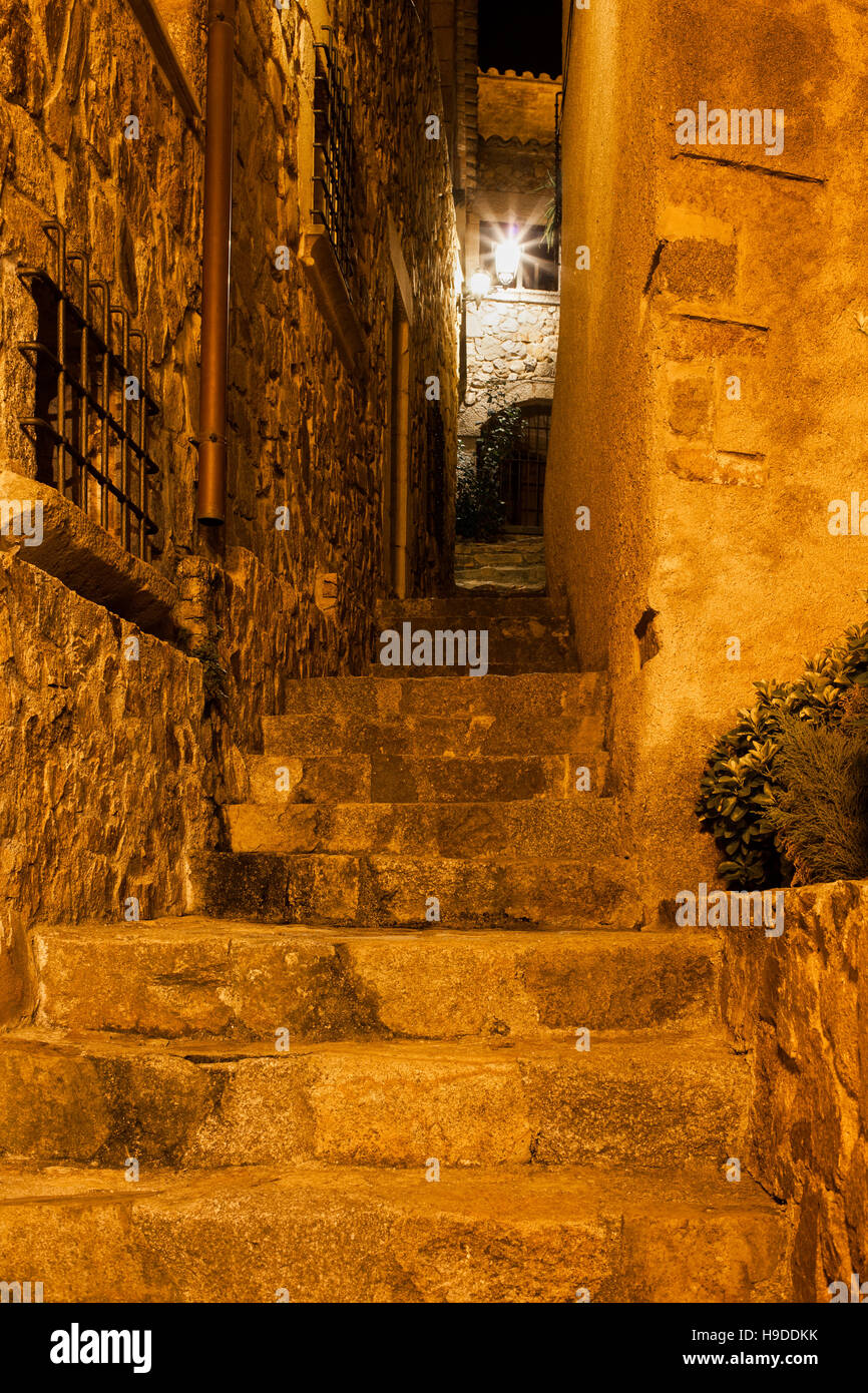 In Spagna, in Catalogna, Tossa de Mar, pietra strette scalinate nel centro medievale della Città Vecchia (Vila Vella) di notte Foto Stock